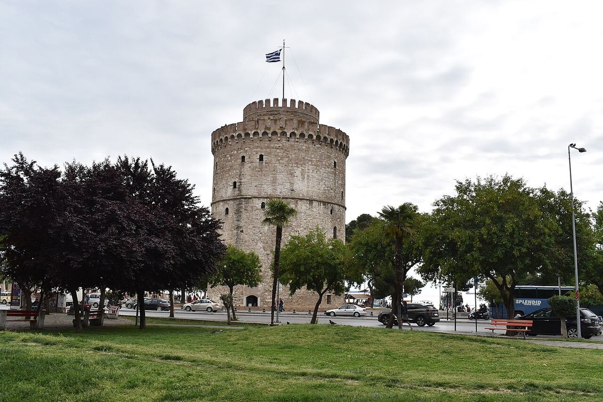 Ο Λευκός Πύργος της Θεσσαλονίκης μέσα στο πράσινο, με συννεφιασμένο ουρανό